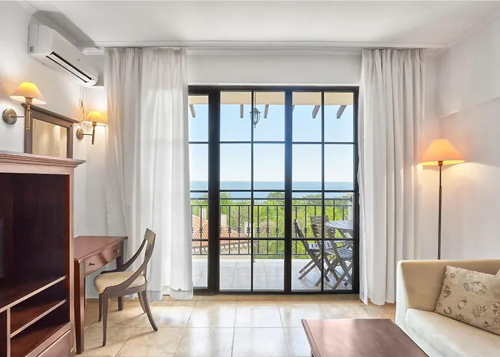 Отель The Cliff Hotel&holiday By Flat Mаnаger